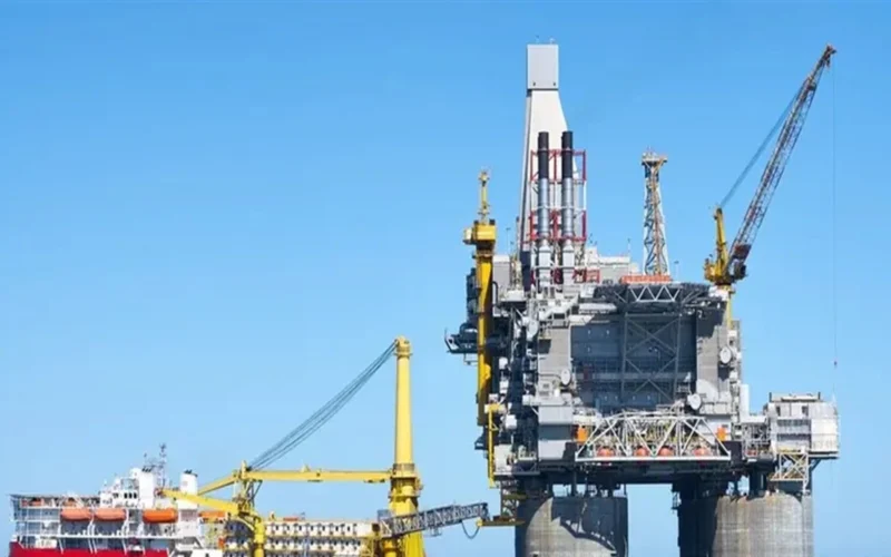 انخفاض أسعار النفط يثير تحولات اقتصادية حول العالم